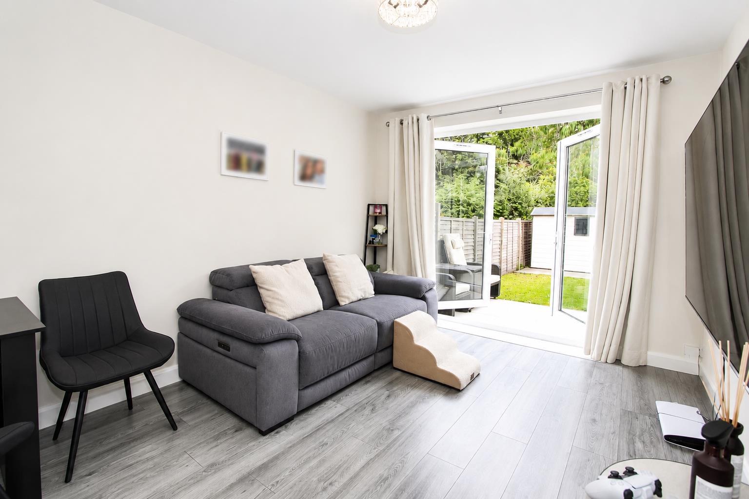 2 bed property in Stoneleigh Park Road, Epsom